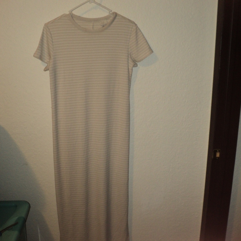 Dress with slits on both sides
